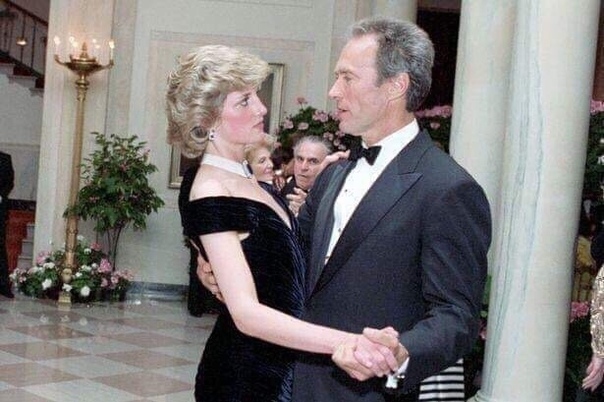 Фото 1985 года. Танец Принцессы Дианы с Клинтом Иствудом.