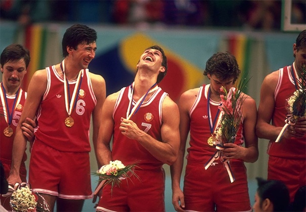 Фото с Олимпиады в Сеуле 1 октября 1988 г. Игроки сборной СССР радуются золотым медалям на (победа над Бразилией со счетом