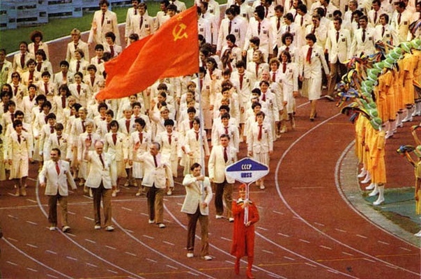 Сборная СССР на Олимпиаде-80 Символично, что тогда мы забрали 80 золотых медалей. Столько не получала больше никогда ни одна сборная ни на одних Олимпийских играх.Хотя комплектов медалей сейчас