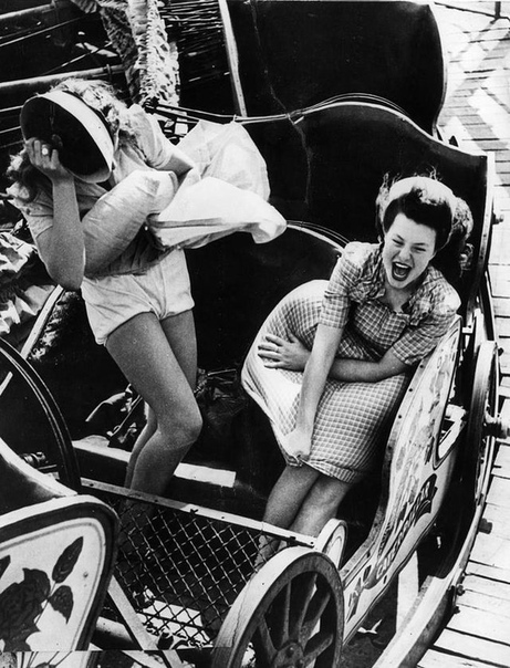 Снимок девушек на американских горках в безудержном веселье) 1945 год
