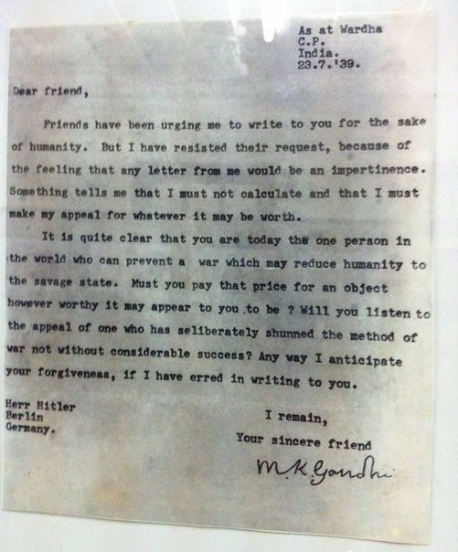 Махатма Ганди написал письмо Адольфу Гитлеру в 1939 году, ниже текст письма.«Господину Гитлeру, Берлин, Германия Дорогой друг, Друзья побуждают меня написать Вам для блага всего человечества. Но