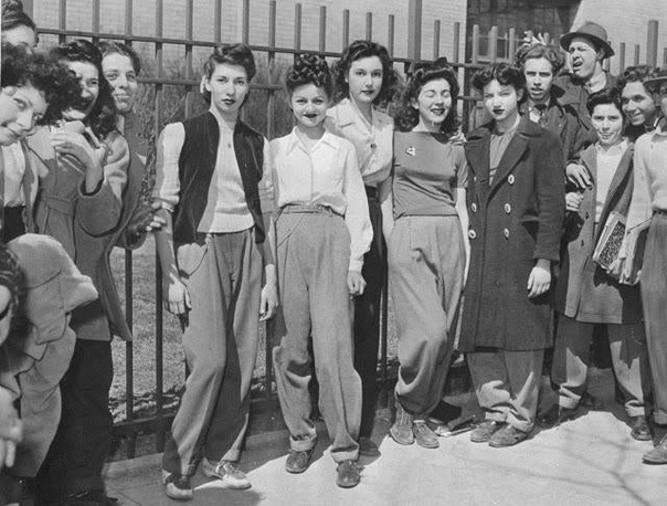 Как брюки постепенно вошли в гардероб женщин Фото. Нью-Йорк, 1942 годУченицы Средней школы имени Авраама Линкольна в Бруклине пришли на уроки в брюках в поддержку одноклассницы, которую