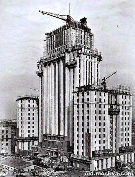 Фотография 1949 года. Процесс строительства высотного здания МИД на Смоленской площади.