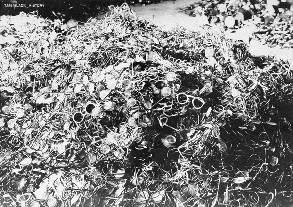 Горы очков, которые сняли с заключённых Освенцима, перед отправкой их в газовую камеру Их обнаружили после освобождения.Польша, Аушвиц 1945