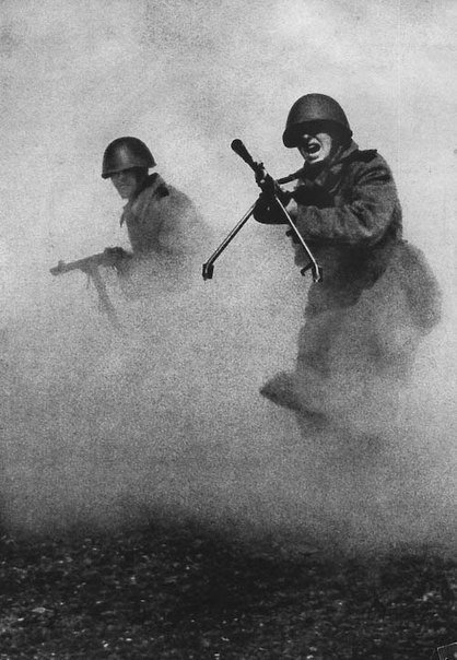 Эта фотография стала символом мужества и героизма советских солдат.