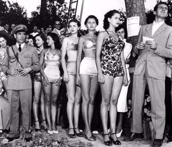 Фото с конкурса красоты, на котором 15-летняя Софи Лорен покоряет членов жюри. 1950 г.