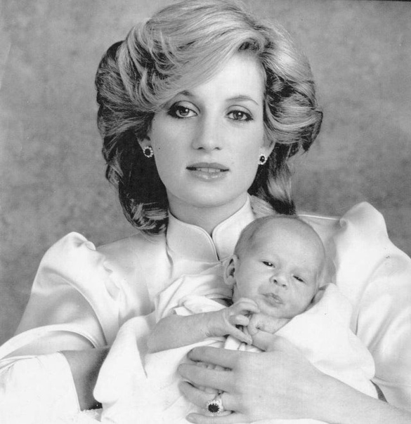 Портрет великолепной Принцессы Дианы с малышом Принцем Гарри на руках. 
