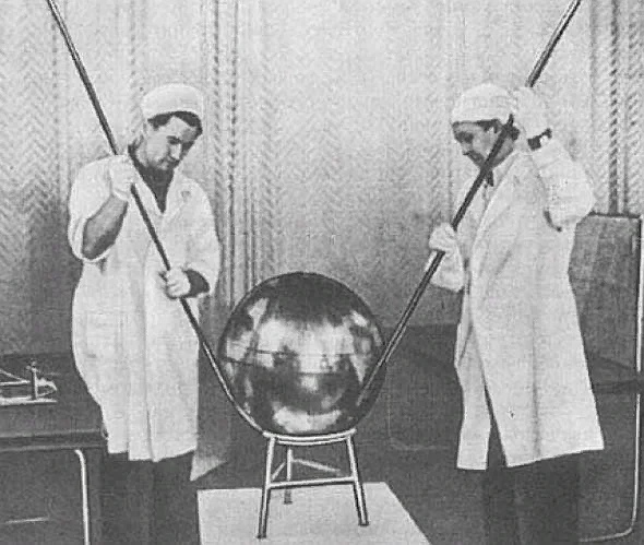 Почему первый спутник решили сделать в форме шара