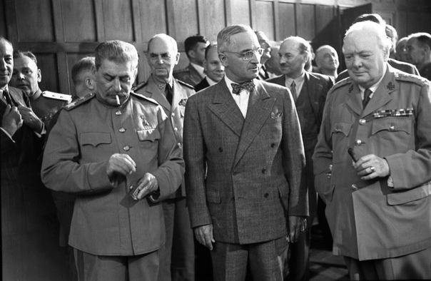 Сталин и бровью не повёл на шантаж Трумэна атомным оружием в Потсдаме На Потсдамской конференции, начавшейся 17 июля 1945 года, 33-й президент США Гарри Трумэн заявил Сталину, что США воздали