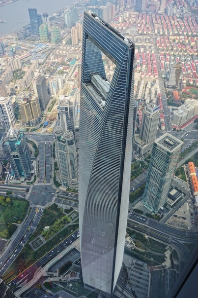 Шанхайский Всемирный Финансовый Центр - SWFC (Shanghai World Financial Centre - гигантский небоскреб, построенный в престижном районе Шанхая, Луцзяцзуй, который называют китайской Уолл-стрит.