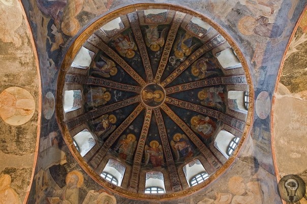 Карие - удивительная христианская церковь, сохраненная османами Полное название ее - Церковь Христа Спасителя в Полях, являлась частью монастыря в Хоре. В путеводителях по Стамбулу вы встретите