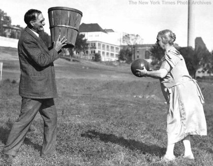 Изобретатель баскетбола Джеймс Нейсмит тренируется со своей женой, Канзас, 1928 