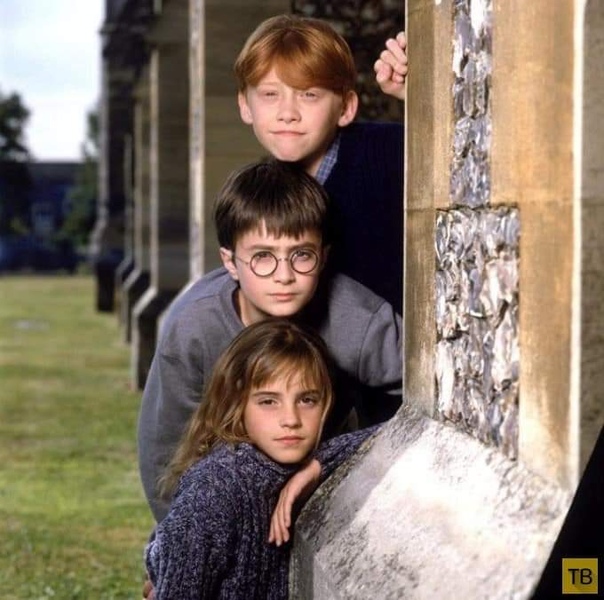 Окончательный выбор актеров для Гарри Поттера, 2000 г Фотографии, на которых изображены юные актеры Дэниэл Рэдклифф, Эмма Уотсон и Руперт Гринт, были сделаны в 2000 году сразу после того, как
