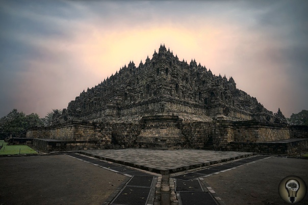 Боробудур - древнее сооружение, сравнимое с пирамидой Хеопса, по высоким технологиям строительства Боробудур представляет из себя буддийскую ступу, вместе с храмом и находится в Индонезии,