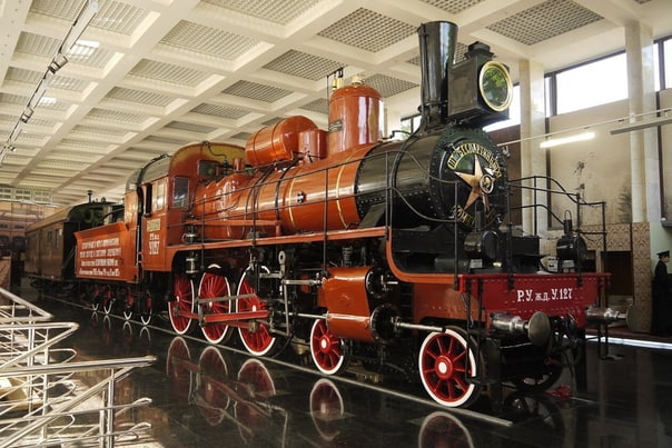 ПАРОВОЗЫ «ОСОБОЙ ВАЖНОСТИ» 160 назад Александровским заводом в Санкт-Петербурге были изготовлены два паровоза «особой важности» для вождения императорских поездов. Пожалуй, это был единственный