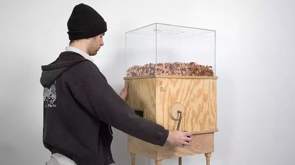 В Нью-Йорке деятель искусств по имени Блейк Фол-Конрой создал автомат, который любой желающий может использовать для заработка денег Крутя рукоять, работник будет извлекать из автомата один цент