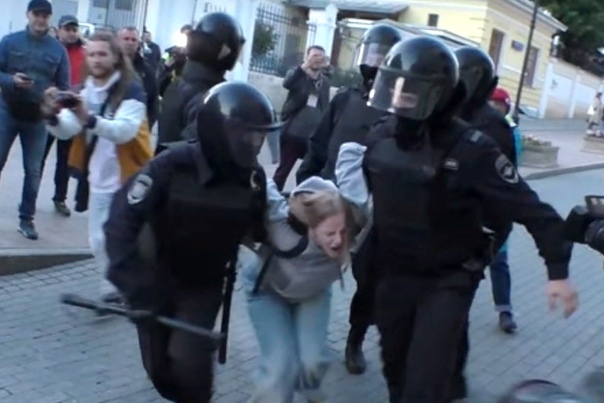 Десятки избитых, тысяча задержанных на митинге за свободные выборы в Москве Митинг в поддержку независимых кандидатов на выборах в Мосгордуму закончился сотнями задержаний. На акции протеста