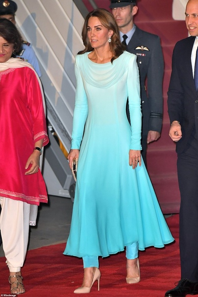 Кейт Миддлтон и принц Уильям прибыли с официальным визитом в Пакистан Стартовал официальный тур герцога и герцогини Кембриджских по Пакистану, и эту поездку знаменитой британской пары уже