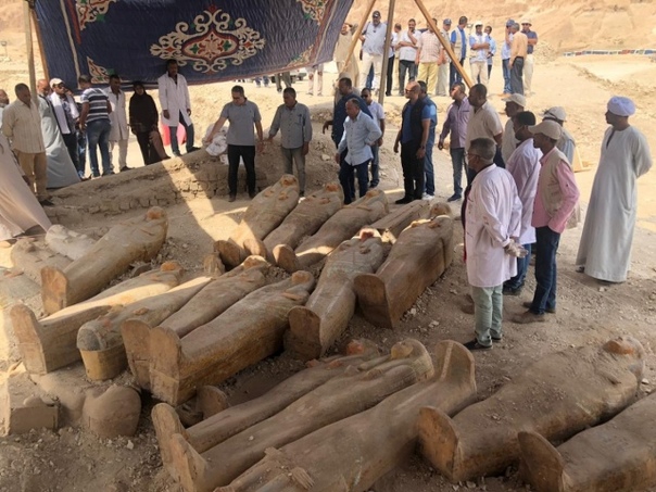 Археологи обнаружили 20 хорошо сохранившихся деревянных саркофагов недалеко от древнеегипетского Луксора В министерстве по делам древностей Египта назвали находку одним из наиболее важных