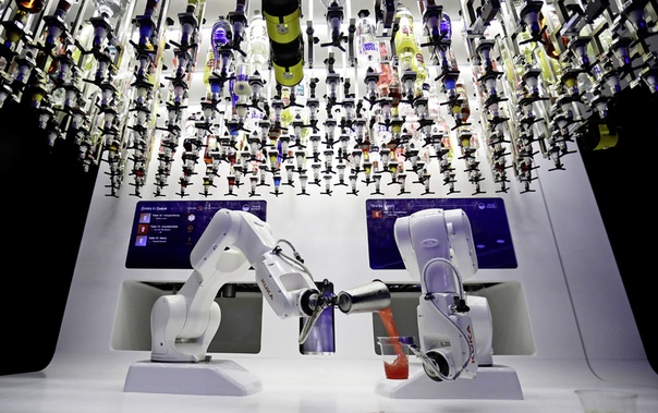 Жарким летом 2019-го посетители пражского клуба «Карловы-Лазне» могли попробовать прохладительные коктейли, приготовленные роботом-барменом