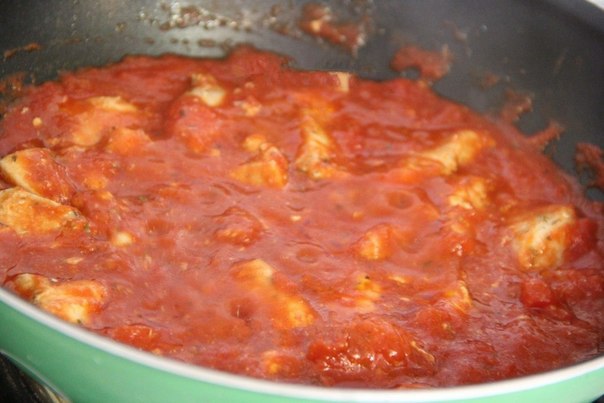 Вкуснейшая куриная грудка с помидорами на сковороде. 