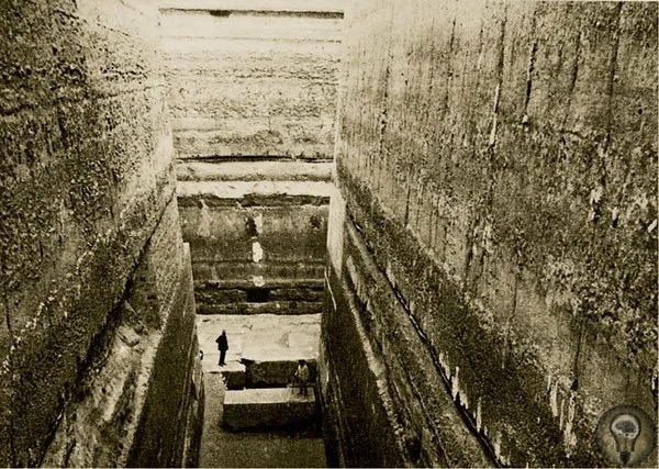 Недостроенная египетская пирамида, которая постепенно исчезает На территории Нижнего Египта, между городами Гиза и Абусир, расположен город Завьет-эль-Ариан. Западнее от него находится некрополь