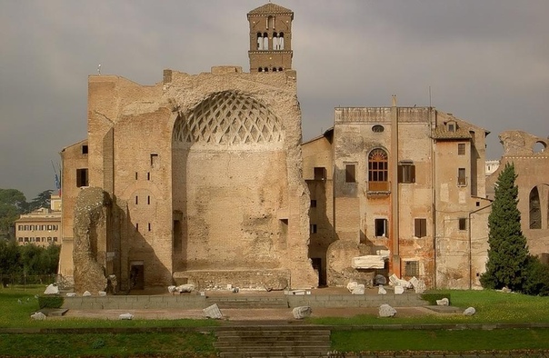 ЗОЛОТОЙ ДВОРЕЦ НЕРОНА Одним из символов древнего Рима являются руины некогда величественного дворца Нерона. Он имел название «Золотого», появился ранее Колизея, и по грандиозному плану
