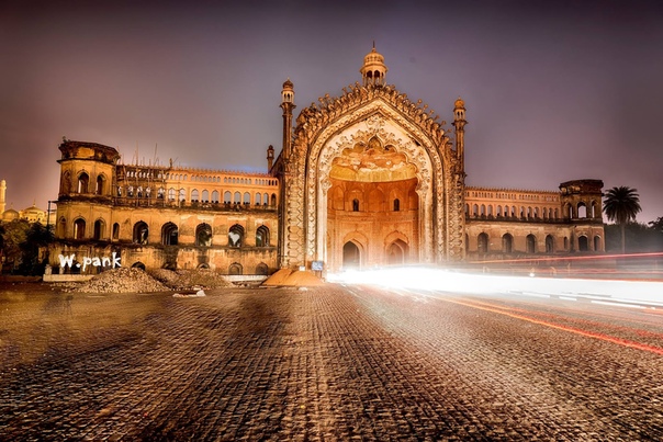 Руми Дарваза величественные ворота индийских навабов В городе Лакхнау, штат Уттар-Прадеш, Индия, находится грандиозный памятник исламской архитектуры ворота Руми Дарваза который не теряет своего