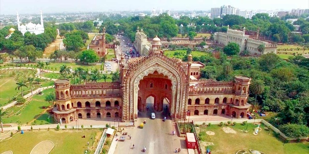 Руми Дарваза величественные ворота индийских навабов В городе Лакхнау, штат Уттар-Прадеш, Индия, находится грандиозный памятник исламской архитектуры ворота Руми Дарваза который не теряет своего