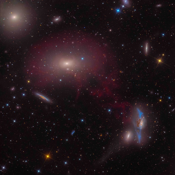 M86 в центре скопления в Деве Существует ли мост из газа, соединяющий две эти гигантские галактики Возможно, однако пока окончательного ответа нет. M86 видна вверху слева это огромная