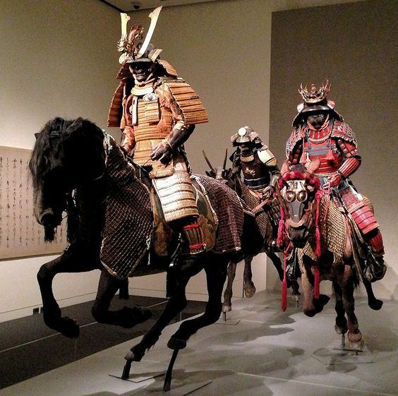 Доспехи для лошадей самураев из коллекции японских музеев. Что примечательно, конный доспех Ума-ёрой (японск. ) был изобретён в эпоху Эдо (16031868), когда основные войны самураев уже