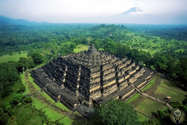 Боробудур - древнее сооружение, сравнимое с пирамидой Хеопса, по высоким технологиям строительства Боробудур представляет из себя буддийскую ступу, вместе с храмом и находится в Индонезии,