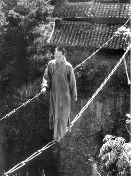 Монах передвигается по цепному мосту (Китай, 1930-ые годы)