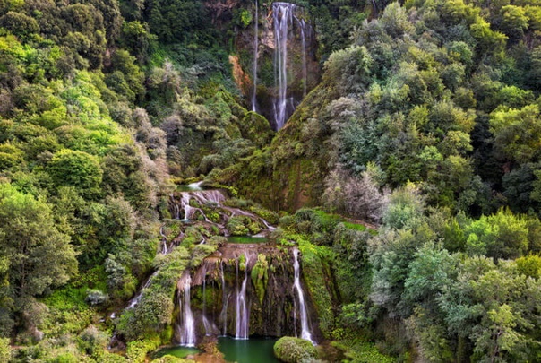 ИСКУССТВЕННЫЙ ВОДОПАД МАРМОРЕ ПРИЧИНА КОНФЛИКТА ДРЕВНИХ РИМЛЯН Водопад Каската-делле-Марморе - «Мраморный каскад» - один из самых высоких водопадов в Европе. Он состоит из трёх ярусов, общая
