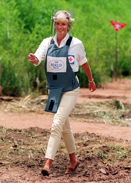 Принц Гарри прошелся по следам принцессы Дианы на минном поле в Анголе Сын принцессы Дианы, последовал примеру своей покойной матери, которая в 1997 году своей прогулкой по минному полю сыграла