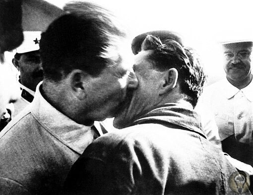 Иосиф Виссарионович был за крепкую мужскую дружбу... 15 сентября 1933 г. Генрих Ягода сообщил Сталину о раскрытии в Ленинграде «общества педерастов». Арестовано свыше 150 человек. С этого