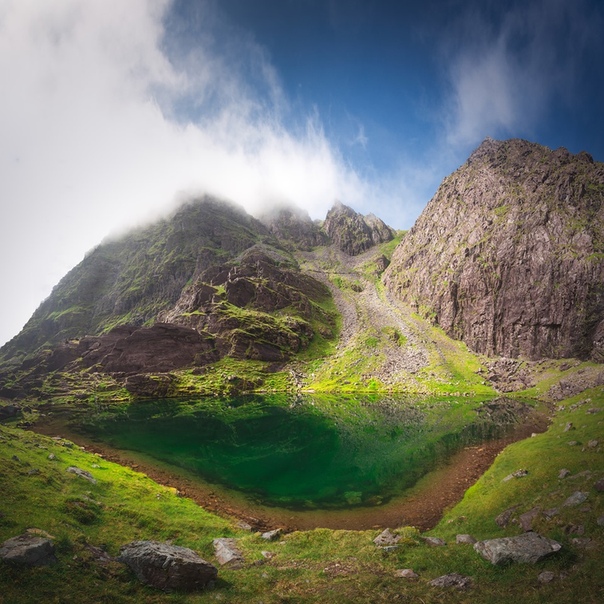 Самое высоко расположенное озеро в Ирландии Cummeenoughter (под самой высокой вершиной Carrauntoohil). Фото: Max Malloy