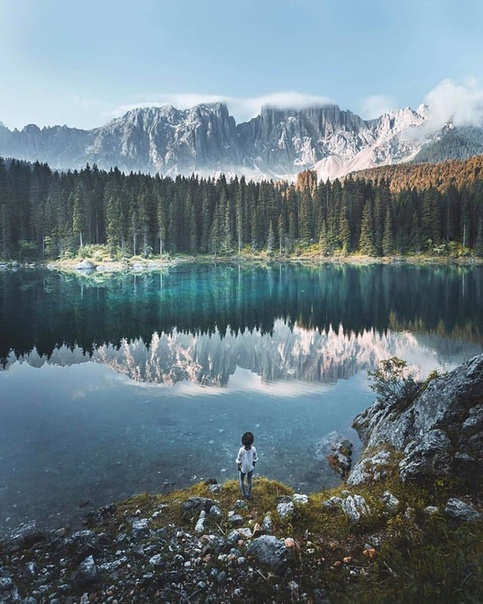 Озеро Карецца в Доломитовых Альпах (Италия)