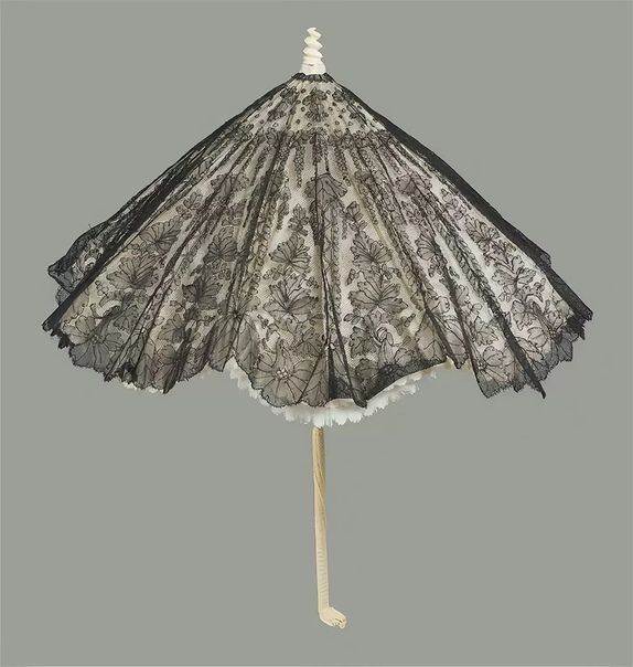 Считается, что зонт добрался до Европы в XVII веке. В моде были белолицие дамы, загар считался признаком бедности, поэтому зонтики от солнца быстро вошли в гардероб светских дам.Сначала зонты