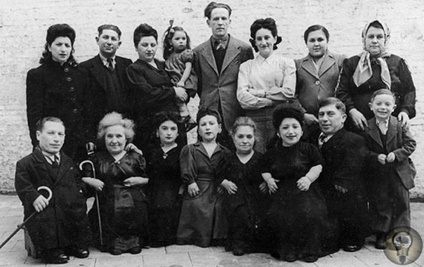 Семья Овиц лилипуты из Трансильвании, пережившие Освенцим. Эта история началась в Трансильвании в конце XIX века: в карпатском селе Розавля, что в уезде Марамуреш, жил человек по имени Шимшон
