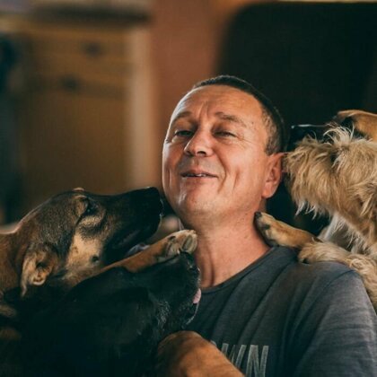 Житель Сербии открыл приют для собак и спас сотни жизней  За последние десять лет Саша Пешич спас более 1100 собак в городе Ниш, Сербия. Большинство животных выживали в ужасающих условиях,