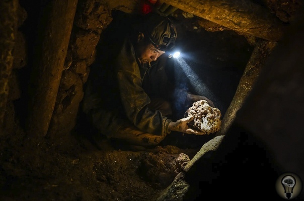 РУБИНЫ МЬЯНМЫ. Ч.-1 Фоторепортаж с рудника в долине Могок на севере Мьянмы1. Покупатель проверяет качество рубина на рынке драгоценных камней в городе Могок 2. Короткий перерыв во время работы в