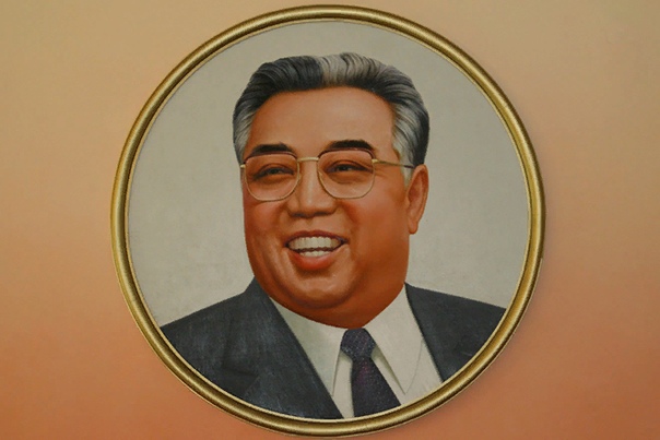Ким Ир Сен Ким Ир Сен основатель северокорейского государства, Вечный президент КНДР, генералиссимус. При жизни и после смерти он является обладателем титула «Великий вождь товарищ Ким Ир Сен».