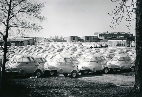 MW Isetta: культовый миникар в истории автомобилестроения Isetta итальянский микроавтомобиль, который производили по лицензии в нескольких странах, в том числе в Аргентине, Бельгии, Франции,