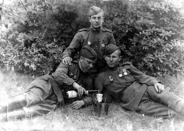 Советские солдаты пьют за Победу. 9 мая 1945 года.