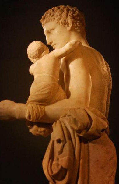 ГЕРМЕС С МЛАДЕНЦЕМ ДИОНИСОМ. В 1874 году греческое государство подписало с Германией договор об археологических исследованиях. В их ходе 8 мая 1887 года была обнаружена скульптура, покрытая