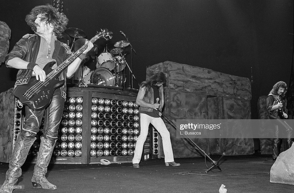 Стоунхендж для Blac Sabbath В 1983 году группа Blac Sabbath поехала в тур с новым вокалистом Иэном Гилланом и материалом нового альбома «Born Again».Само сочетание Sabbath и Гиллана