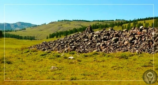 Алтайский Стоунхендж Один из самых известных древних памятников - английский Стоунхендж - представляет собой подковообразное сооружение из огромных камней весом до 50 тонн. В то же время, мало