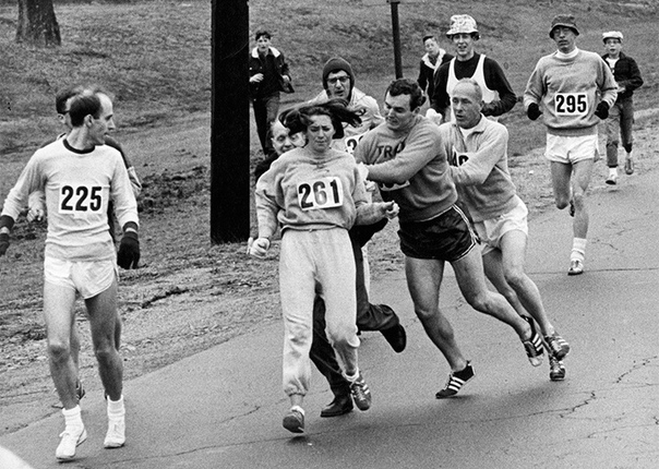 Женщины, которые бегут: две марафонки, изменившие спорт Многие знают о первой женщине, пробежавшей марафон Кэтрин Швитцер. Она доказала, что женщины способны на большее, чем принято считать. Ей