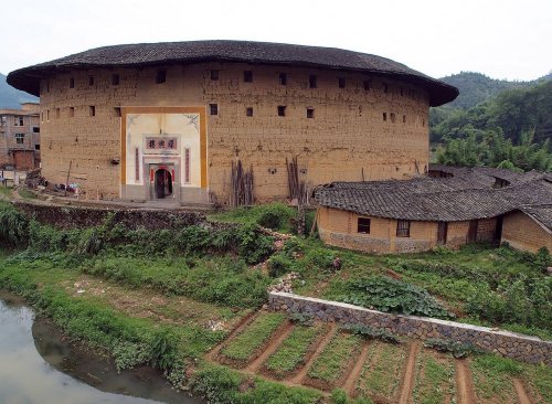 Тулоу Фуцзянь Примерно в 12-м веке жители провинции Фуцзянь (Fujian Province) в Китае решили, что во времена гражданских беспорядков их дома не обеспечивают должной защиты, а также не защищают